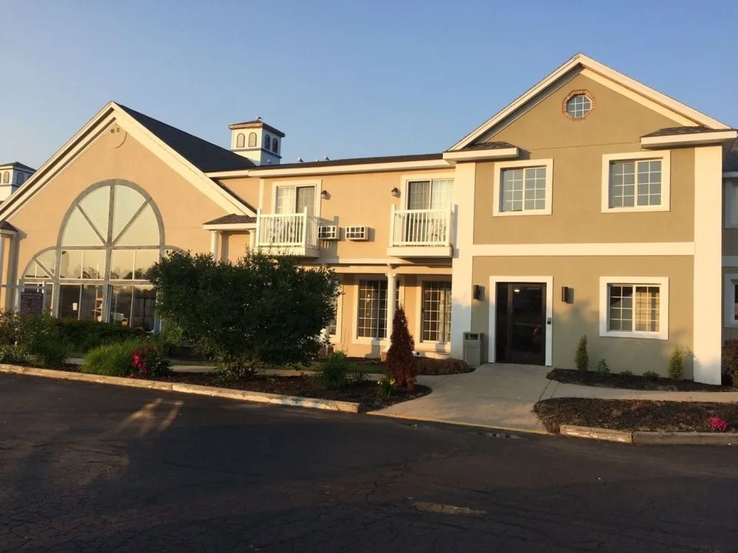 Baymont Inn & Suites St. Ignace Lakefront