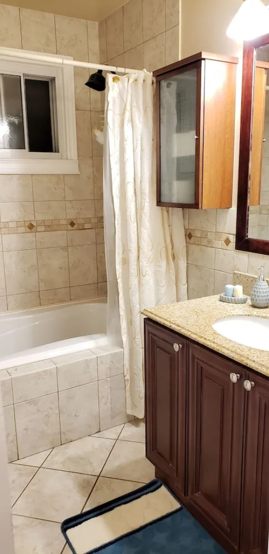 Bungalow With Cozy 4 Bedrooms on a Large Property Lot ! Late Check-out