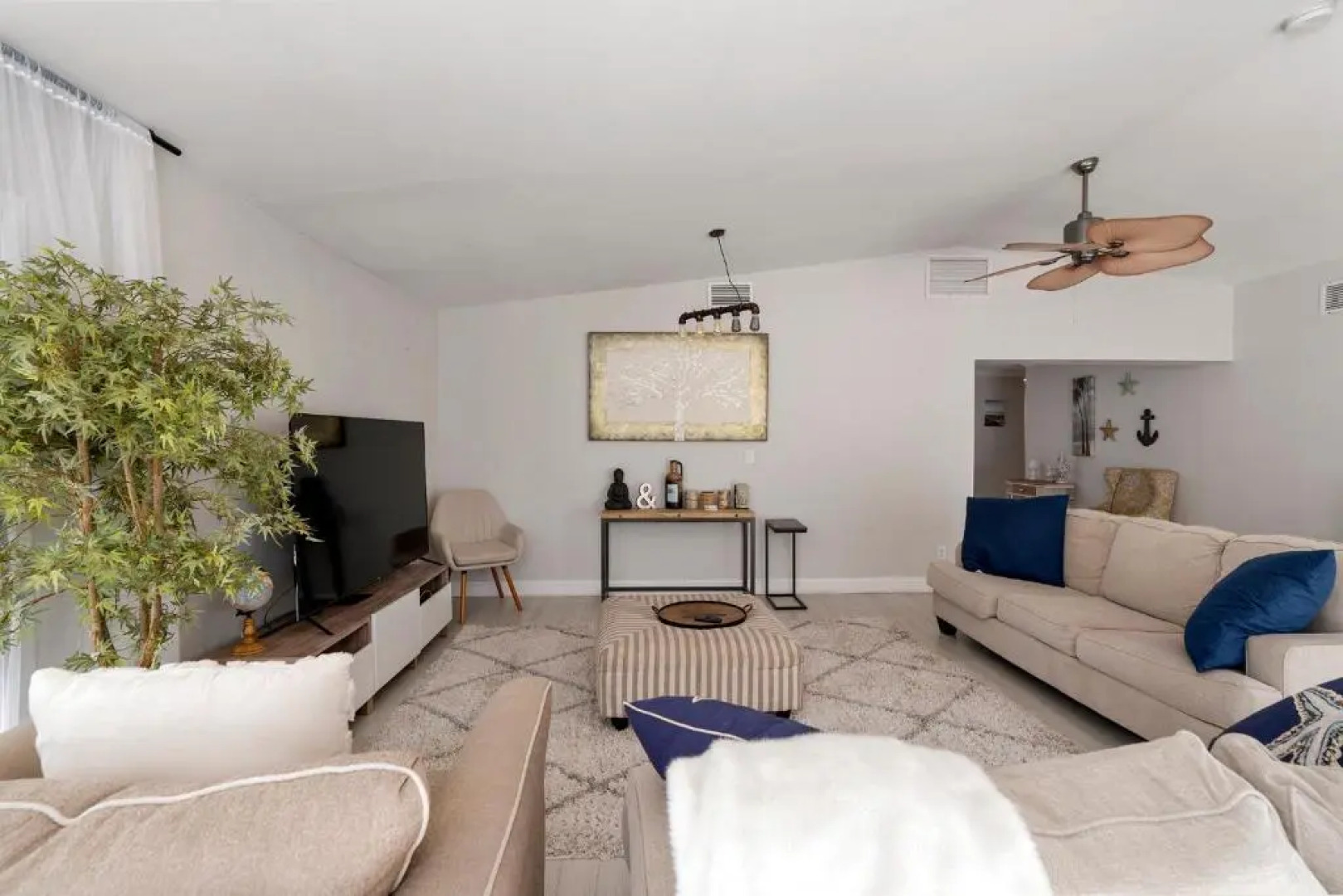 Beautiful home- Private getaway-Heated Pool/Hottub