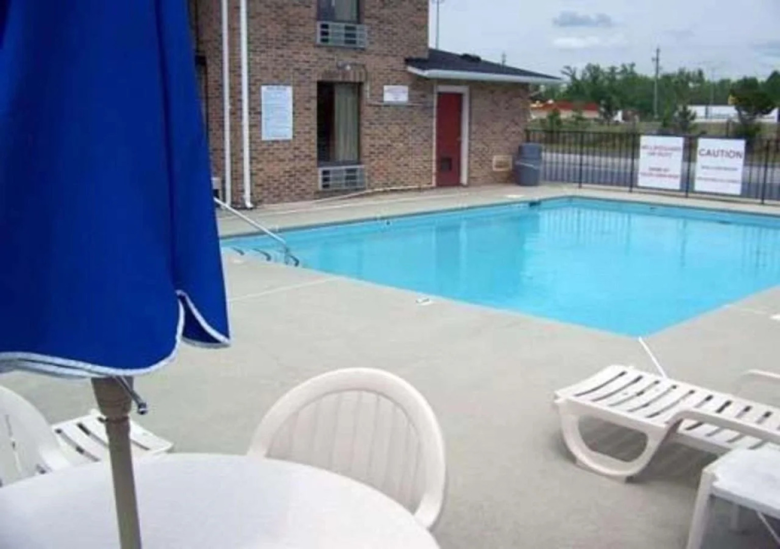 Econo Lodge Inn & Suites