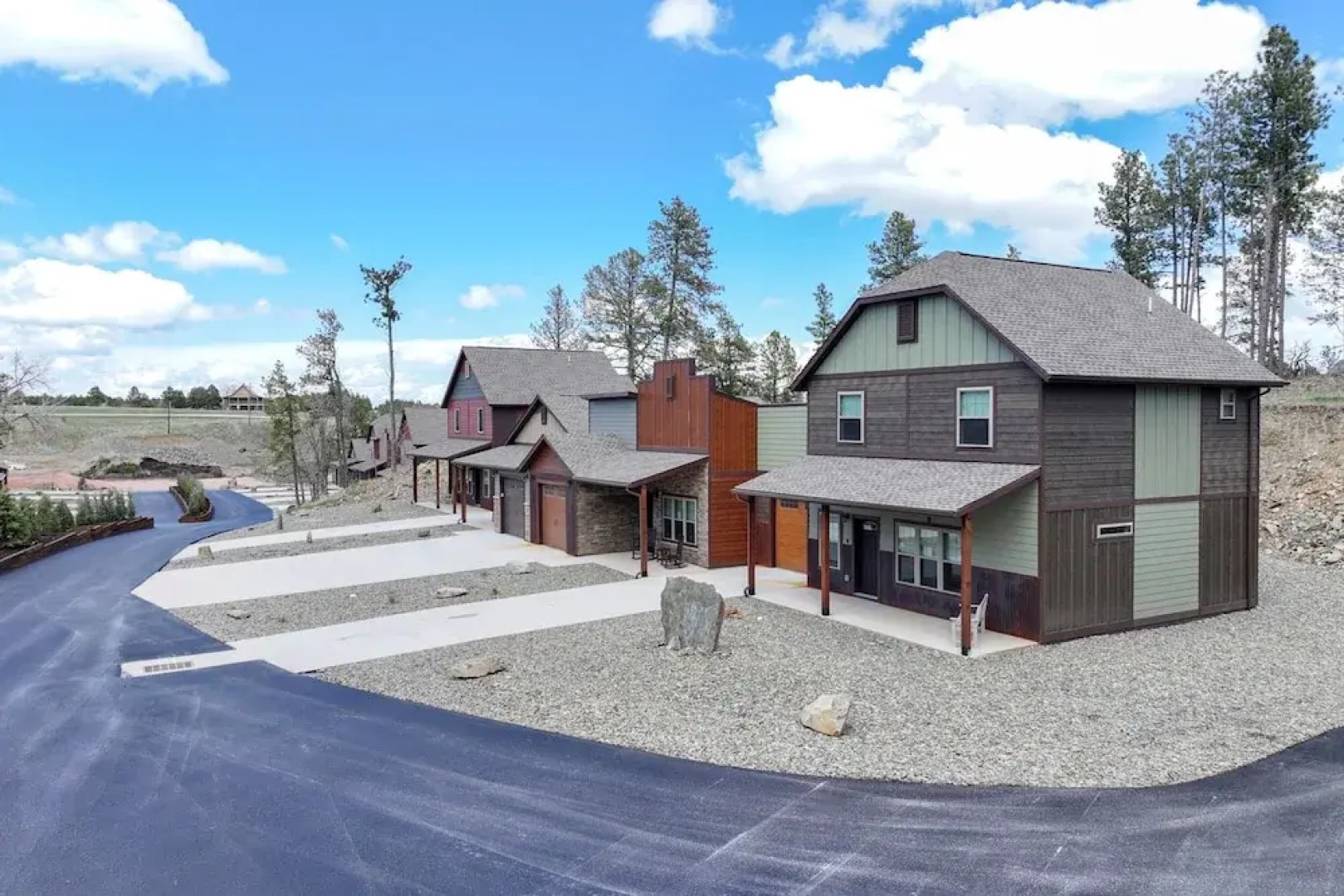 Modern Condo Near BH Attractions-garage Parking