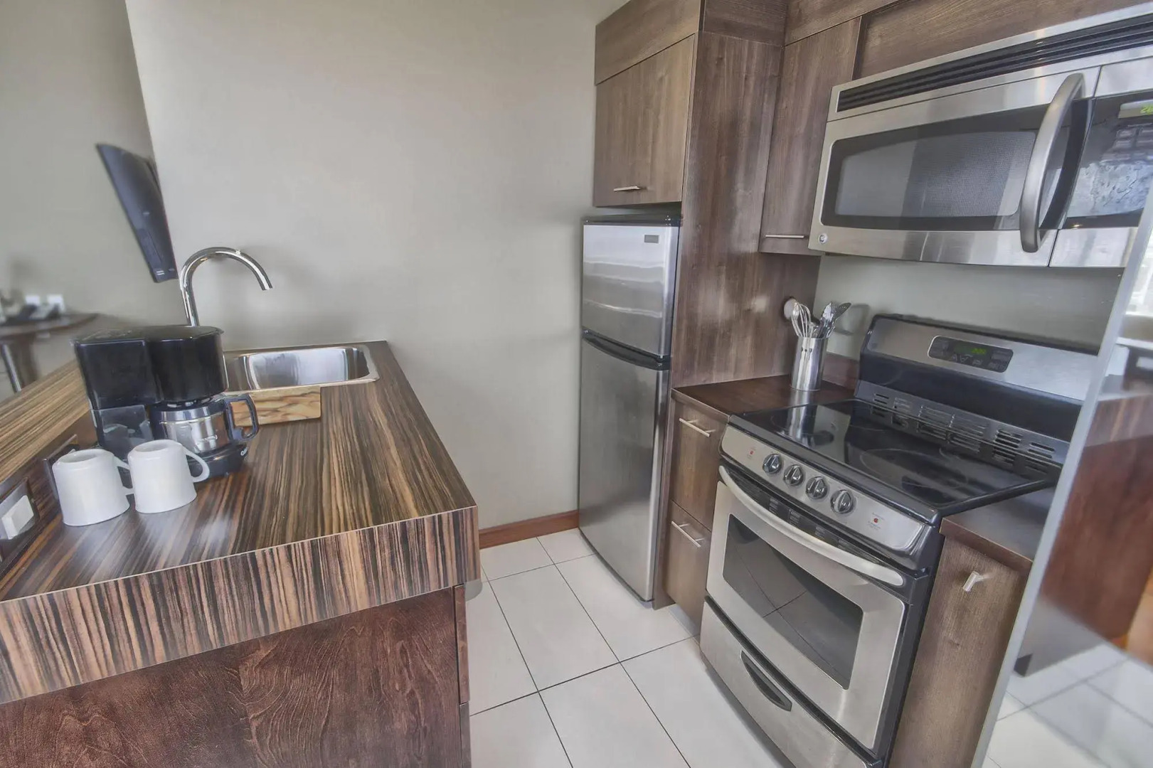 Hôtel Must –  Aéroport de Québec par JARO