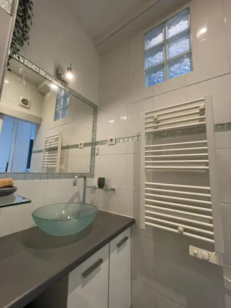 Très beau Studio Lumineux refait a Neuf !