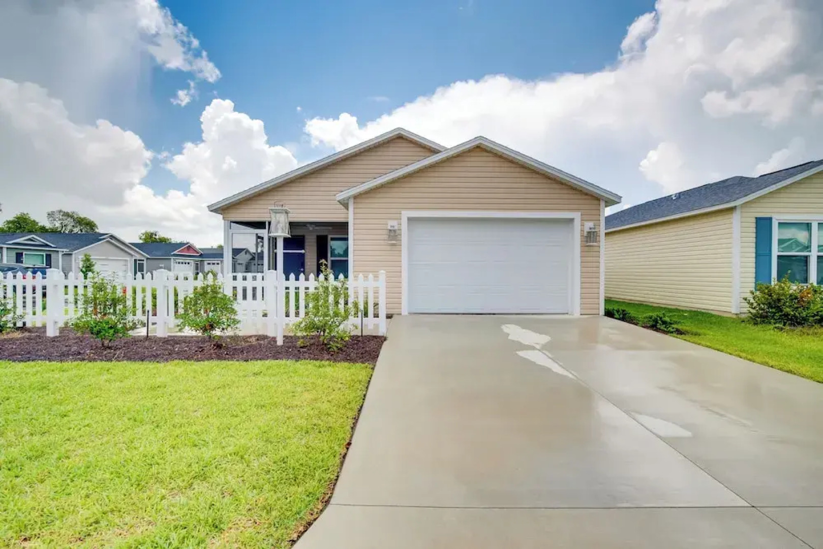 Sun-soaked Retreat in The Villages w/ Grill!