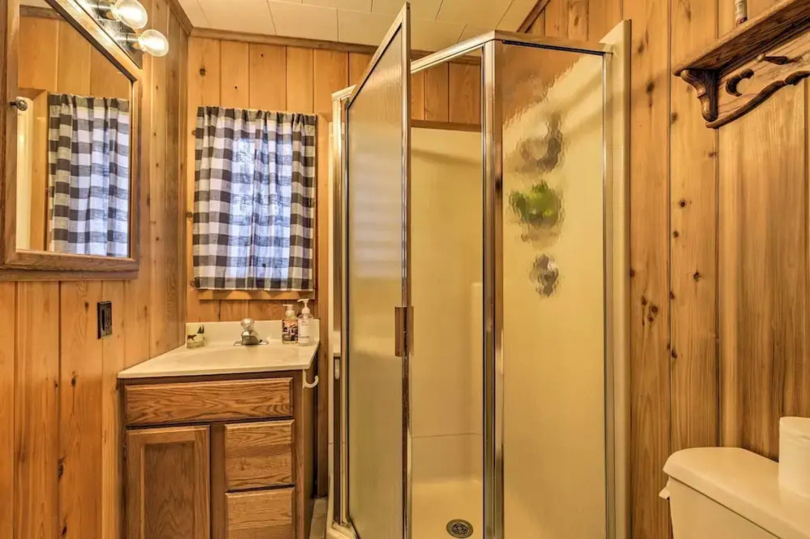 All-season Lakefront Mercer Vacation Rental