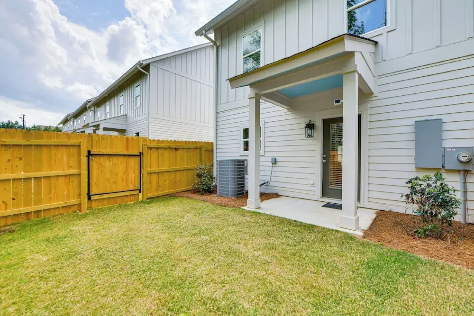 4 Mi to Auburn University: Townhome w/ Fenced Yard