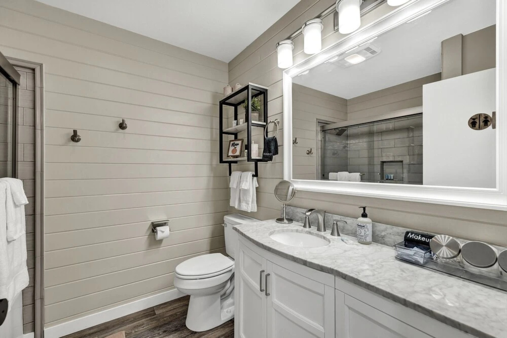 Charming Oasis Hot Tub & Fire Pit - 1mi to Dwntn