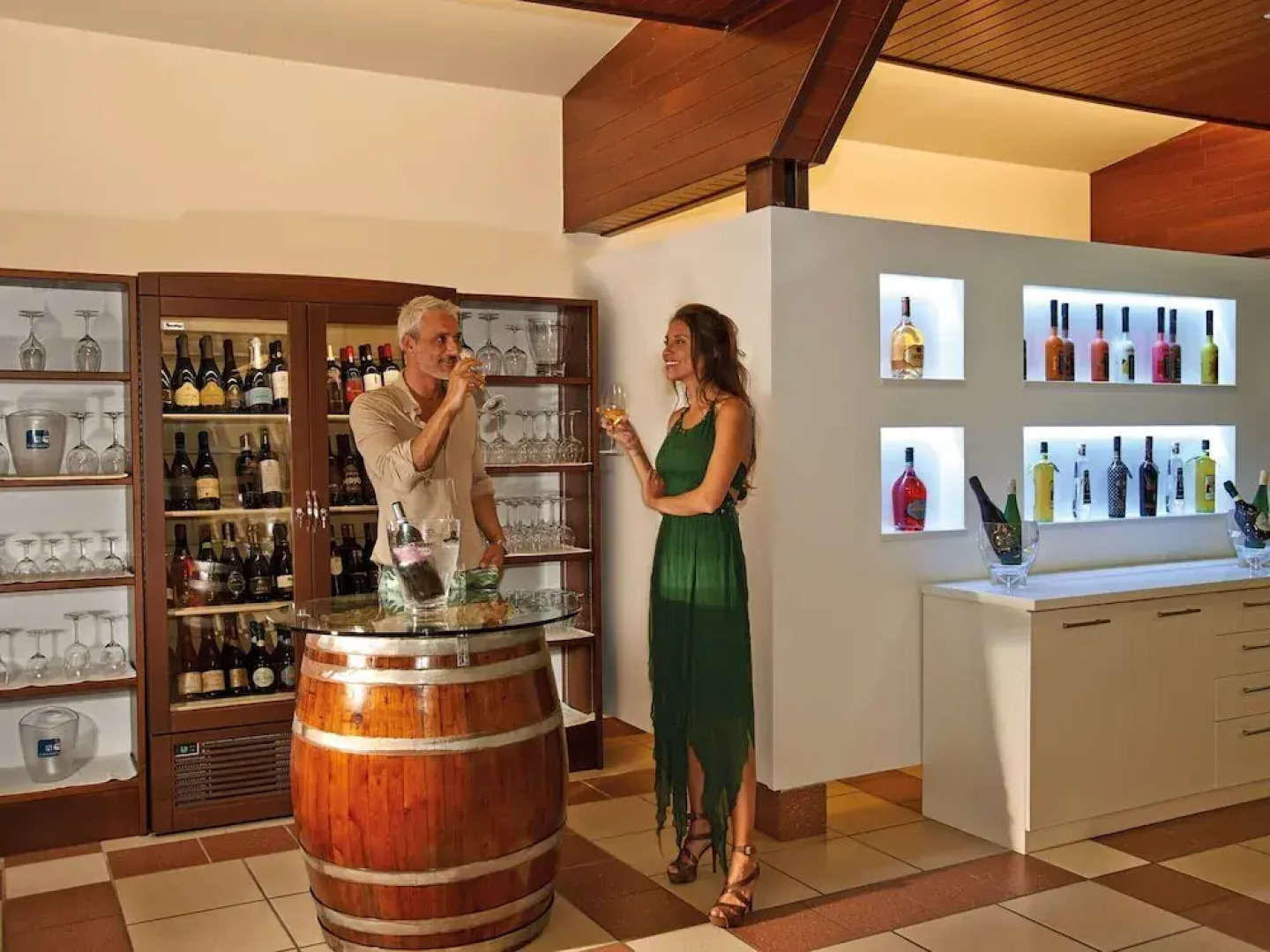 Chalet w/ Terrace & Pool