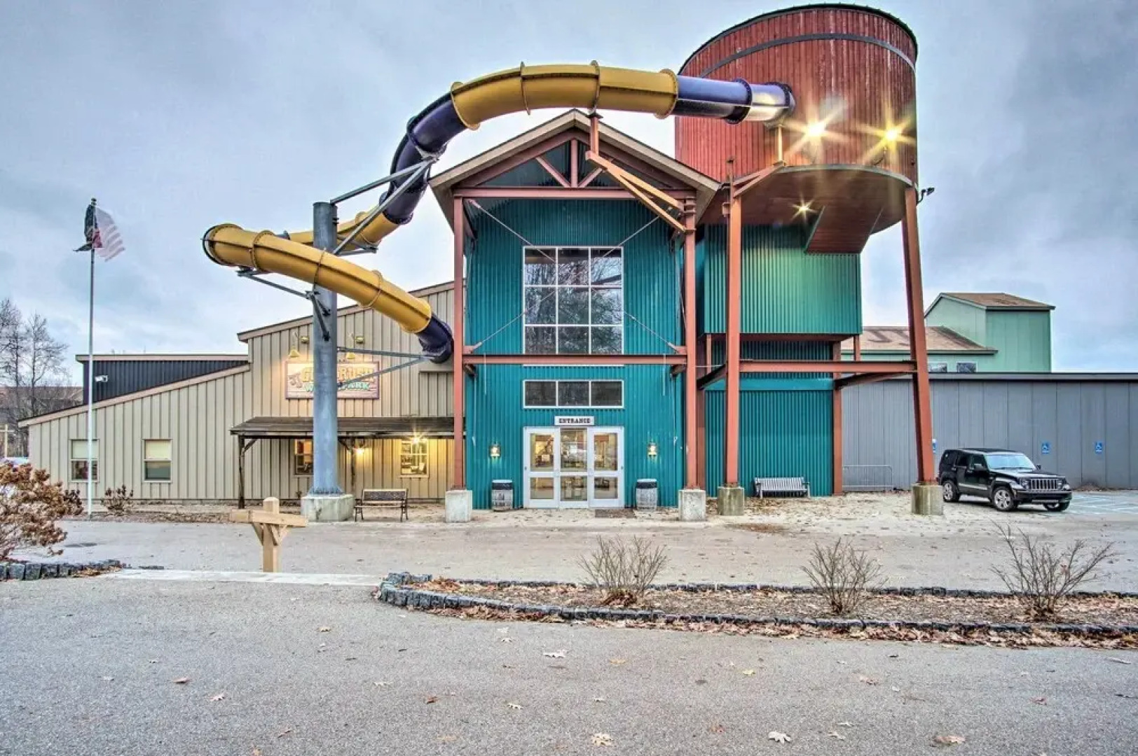 Fire Pit & Porch: Warm & Woodsy Rothbury Escape!