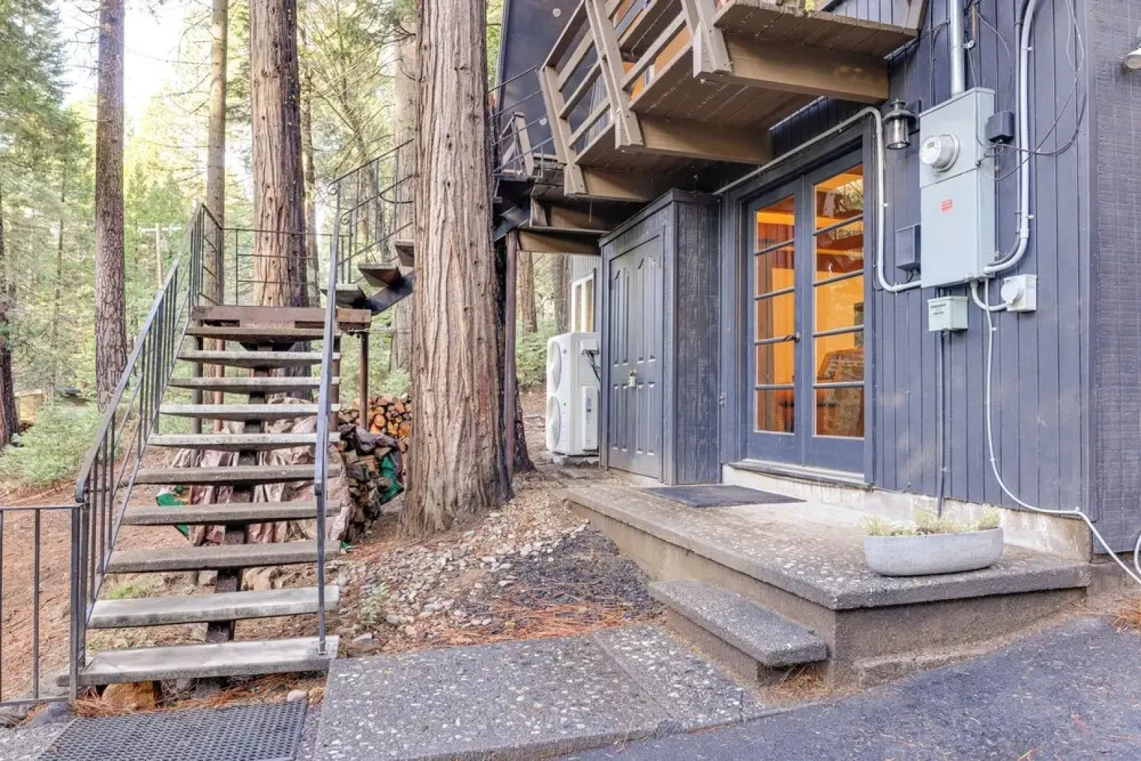 3 Mi to Calaveras Big Trees: Cabin w/ Fire Pit!