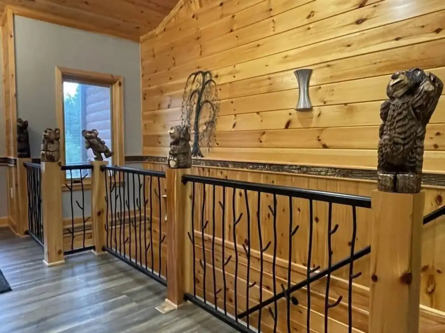 Nature lovers dream! Steps from fishing plus 140 acres of hiking! 4 Bedroom Home by RedAwning