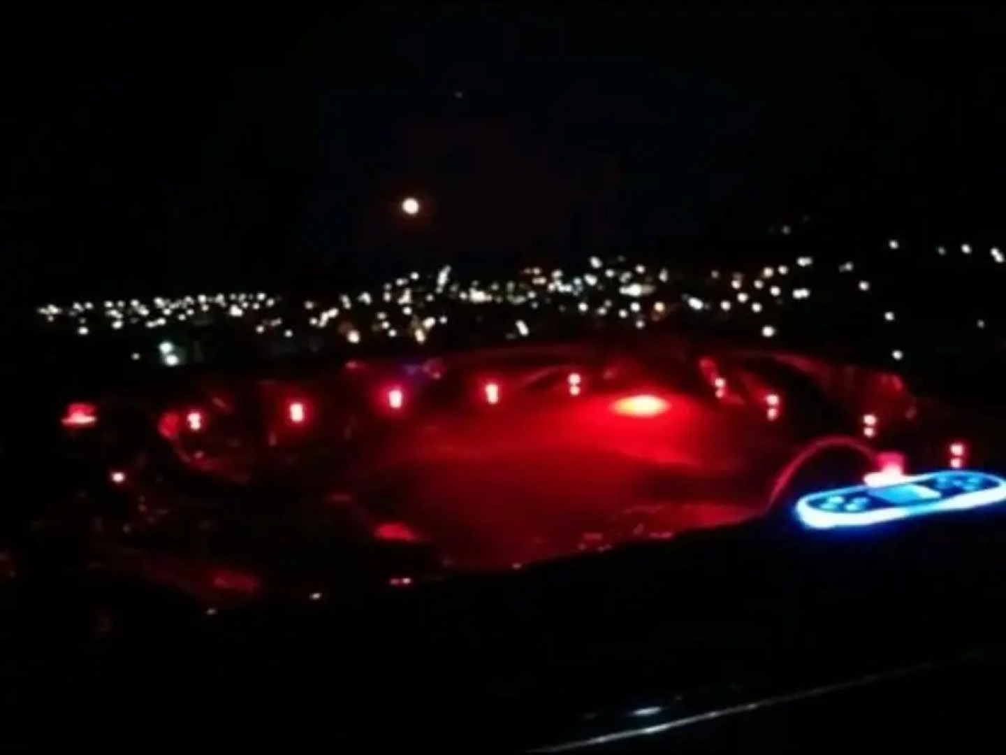 2 Jacuzzi Airport House - Airport Transfer Available