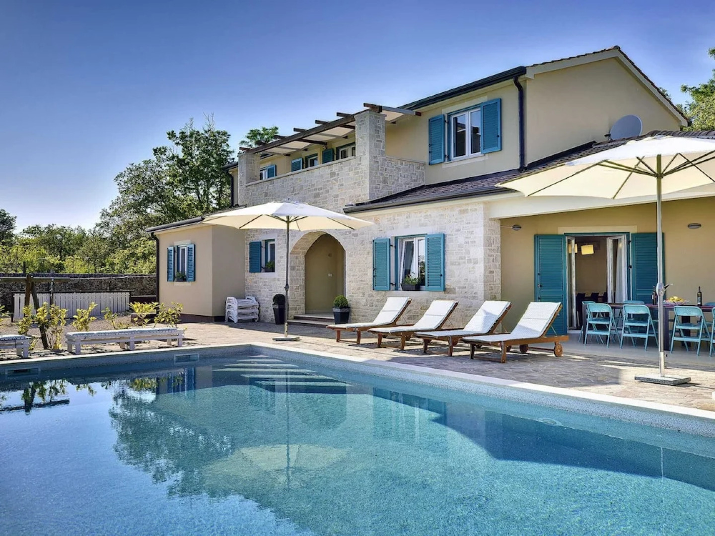 Luxurious Villa with Sauna & Hot Tub in Žminj