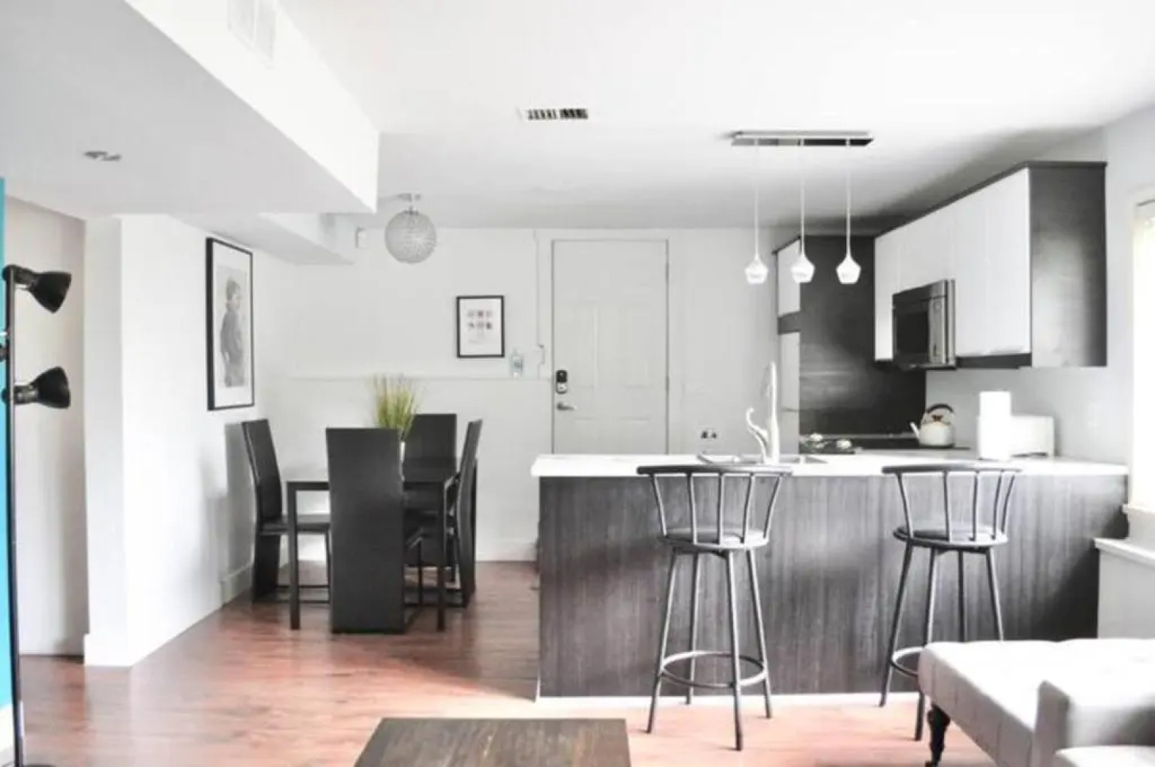 Cozy 1 BD Suite Centrally Located North Vancouver