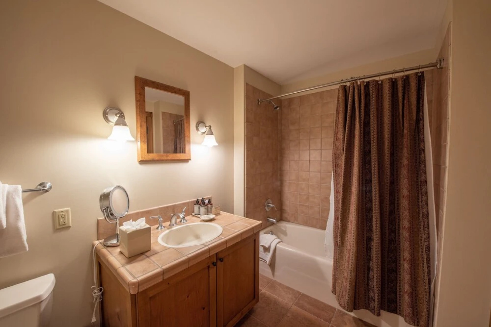 Kid-Friendly 2 Bedroom Bathroom - Slopeside Condo - No Cleaning Fee! by RedAwning