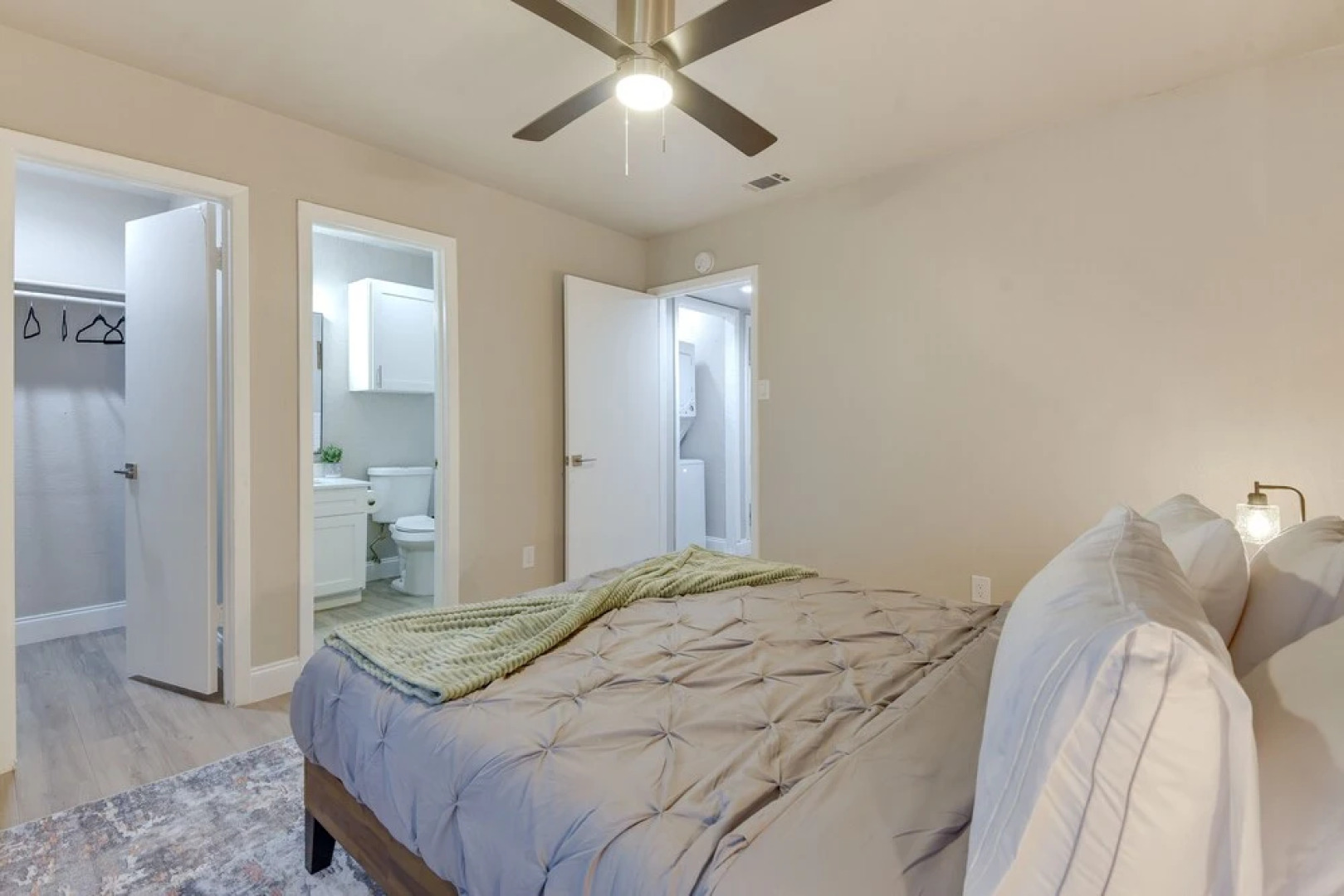 6 Mi to At&t Stadium: Grand Prairie Apt w/ Balcony