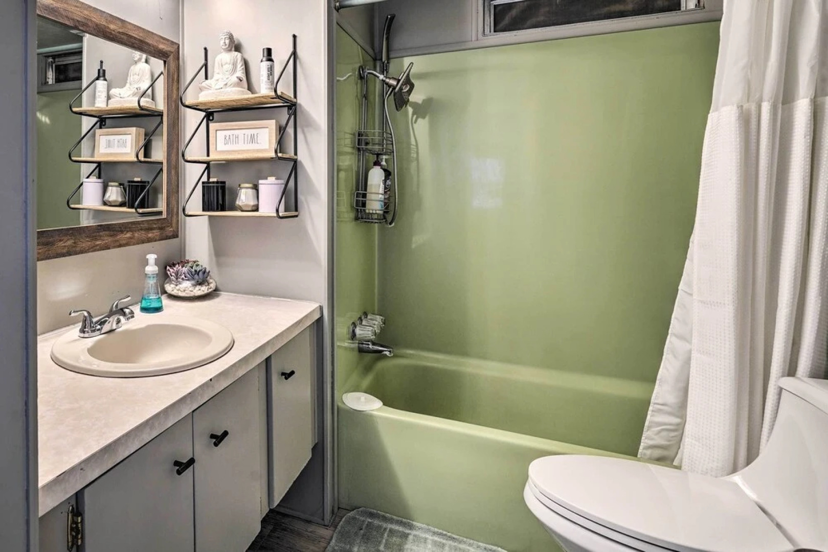 < 1 Mi to Lake Havasu: Pet-friendly Home