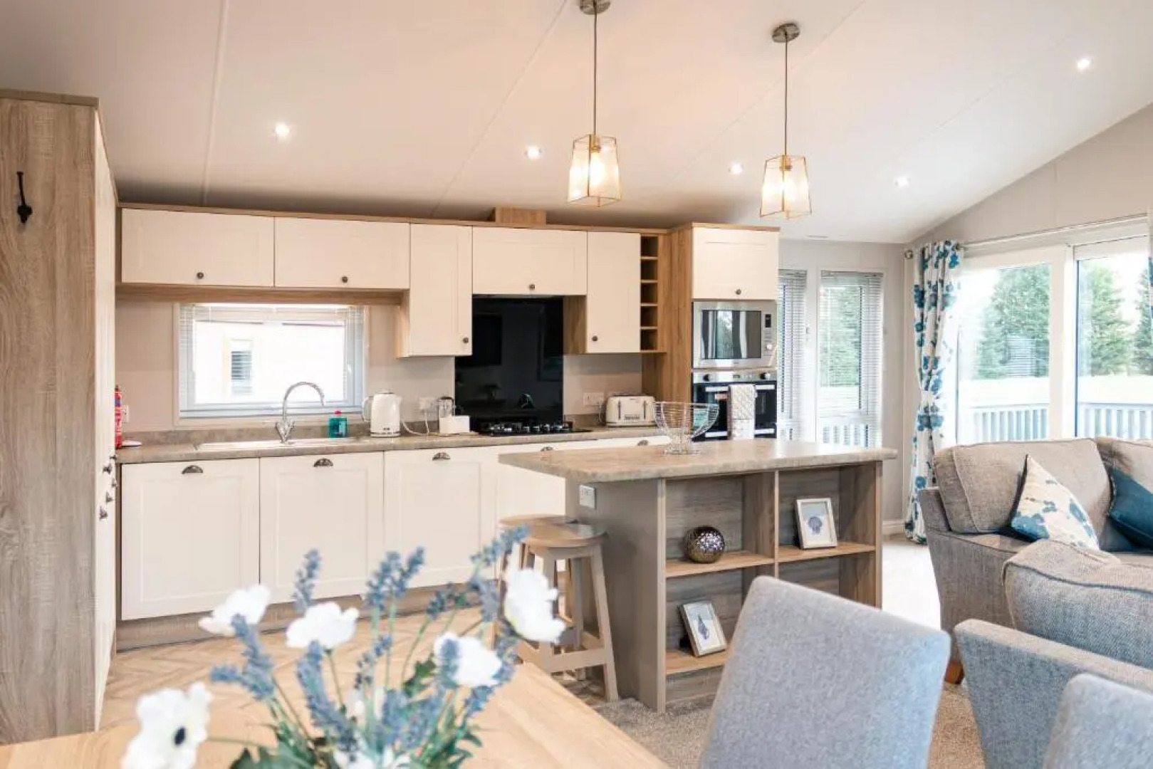 Lilac Lodge with Hot Tub