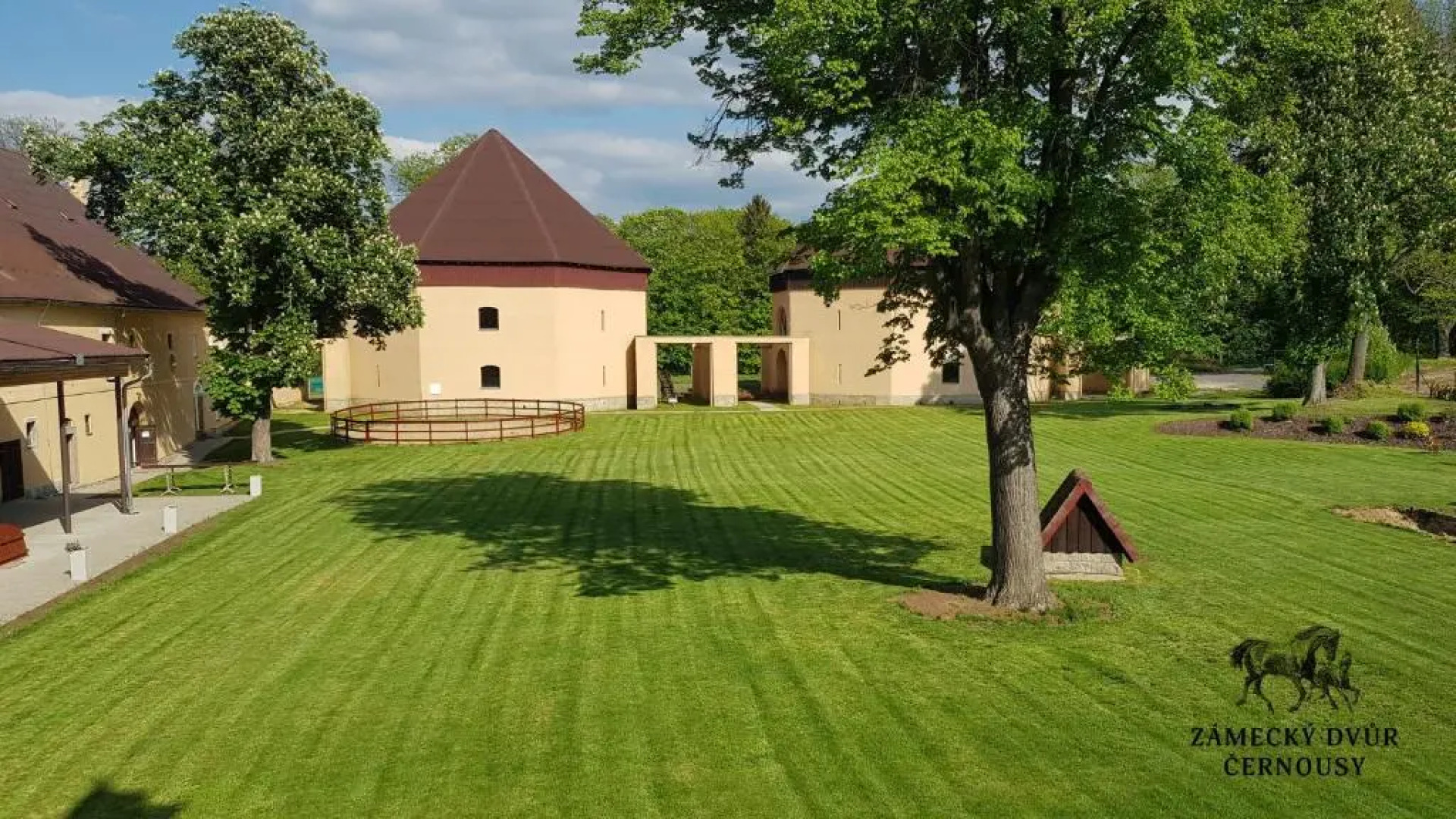 Zámecký Dvůr Černousy