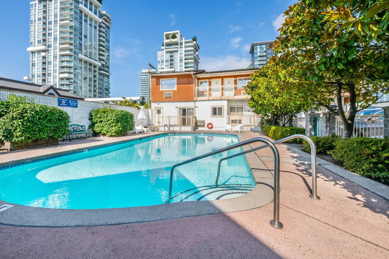 Econo Lodge Inn & Suites