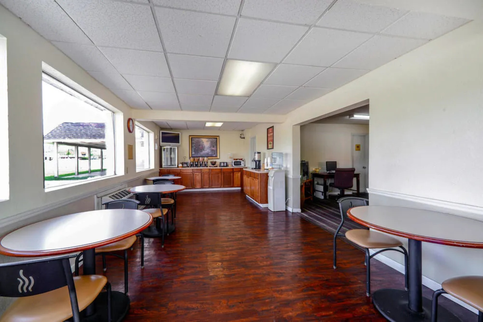 Econo Lodge Inn & Suites