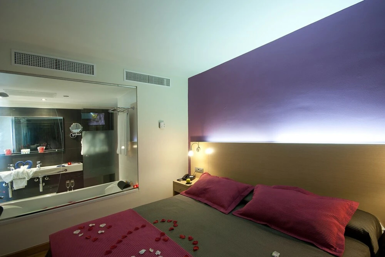 R2 Romantic Fantasia Dreams & Suites Hotel