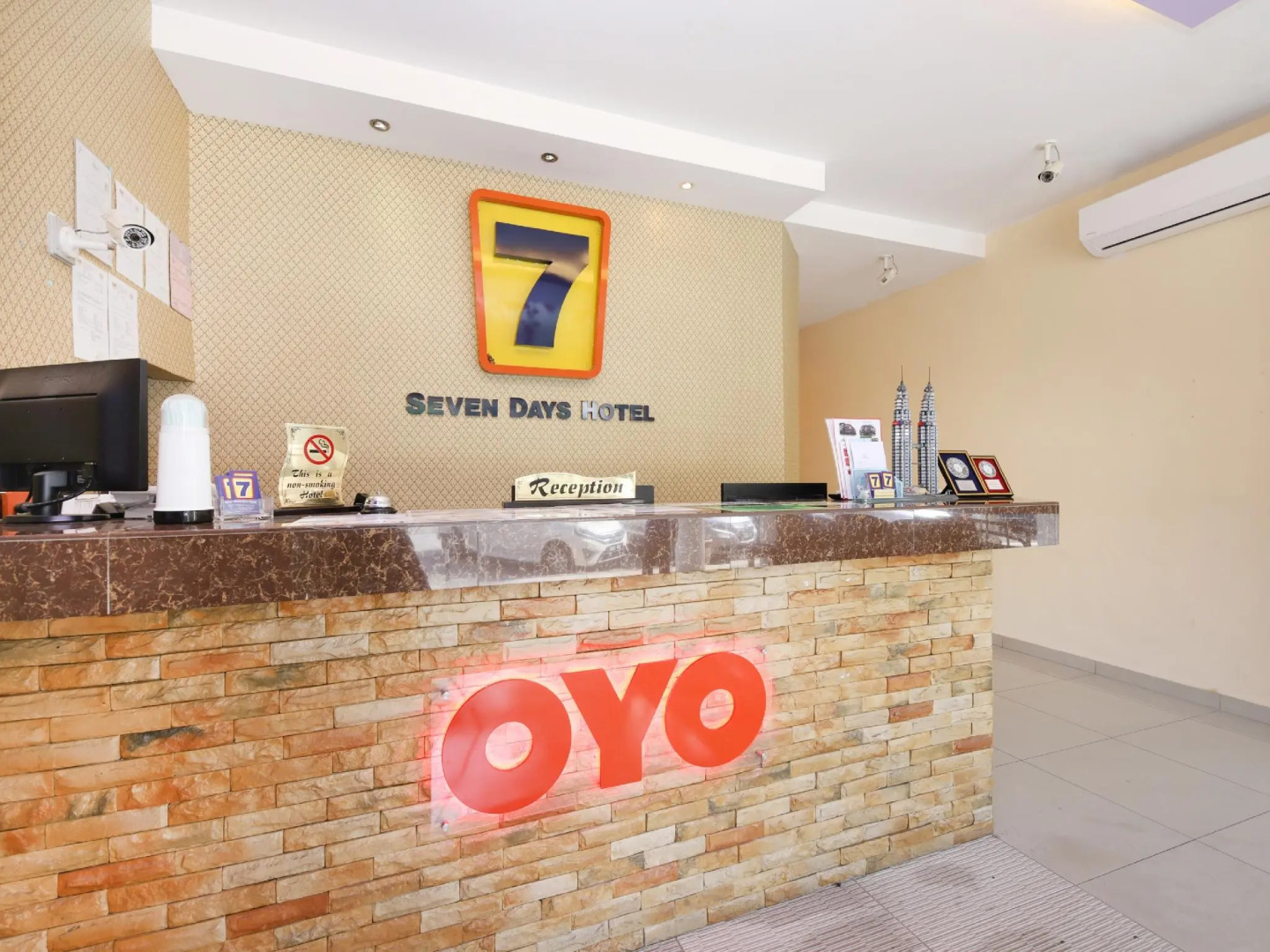 OYO 635 Seven Days Hotel