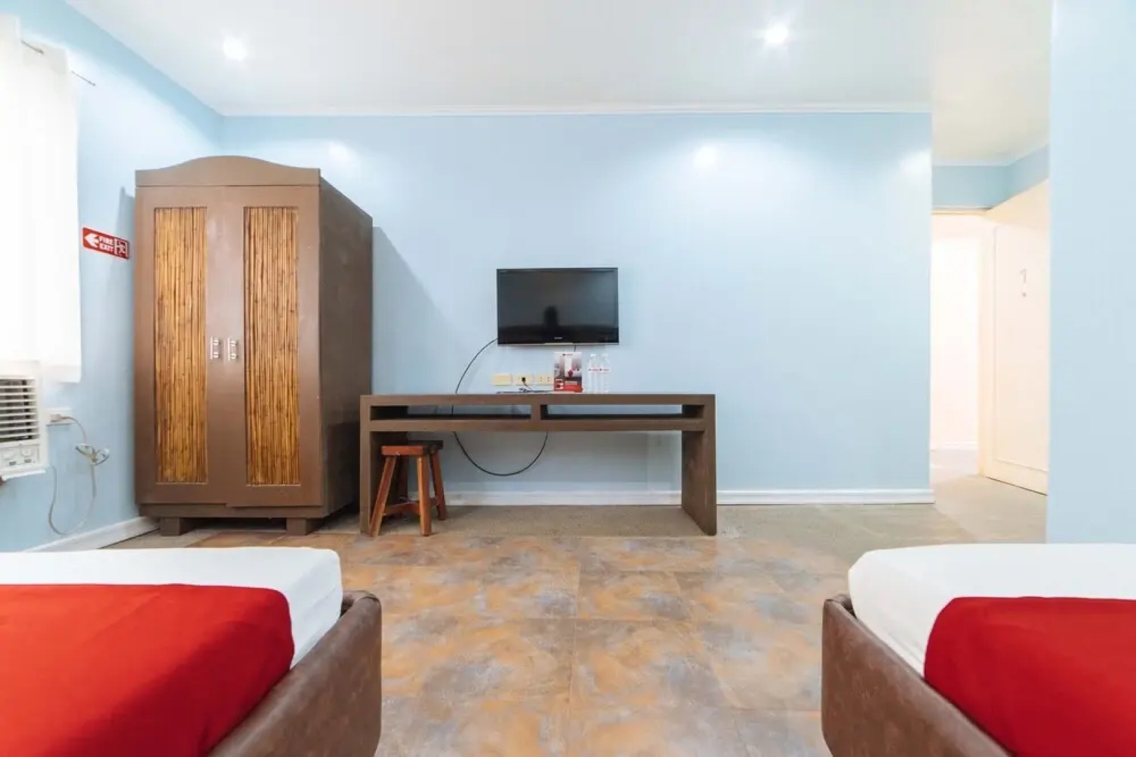 RedDoorz @ N Roldan Street