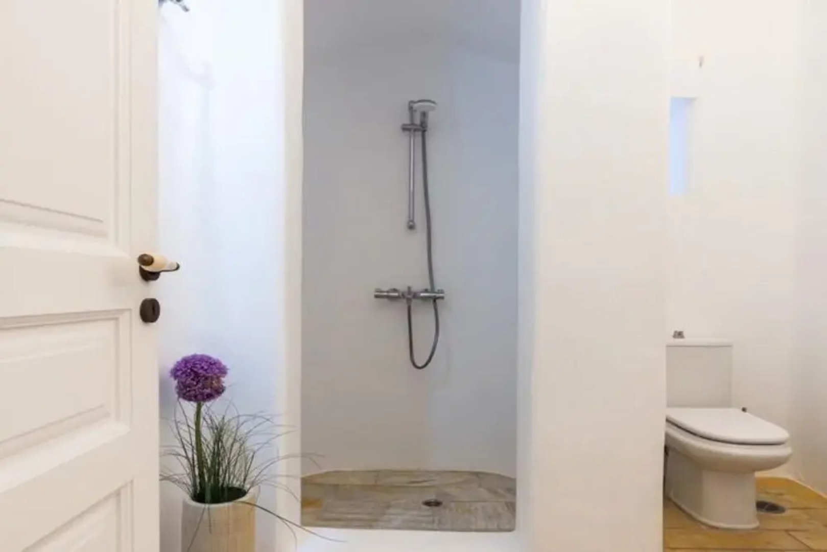 Stunning Villa Surrounded by Lush Greenery