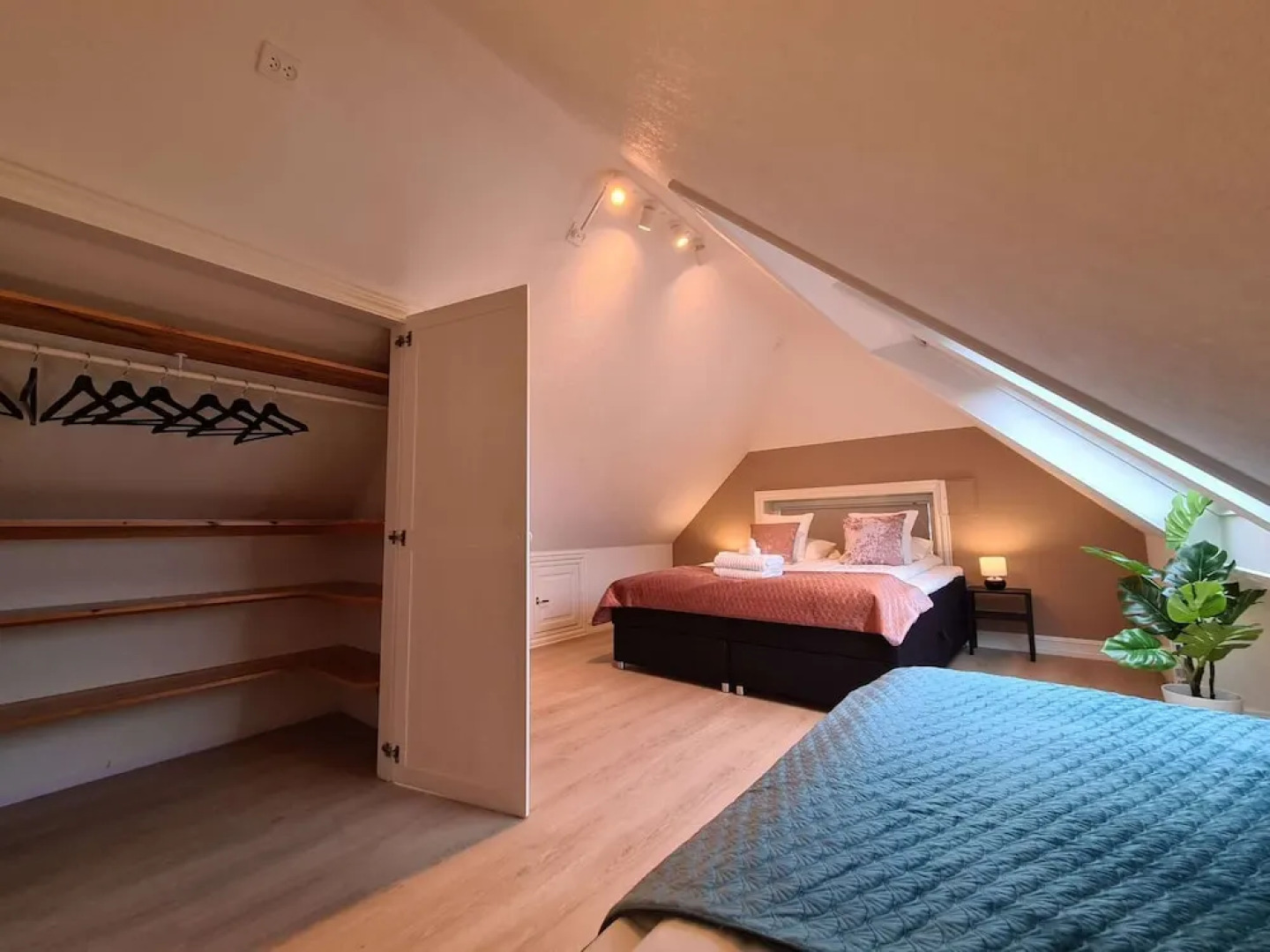 Spacious And Modern 3-bedroom Near Center, Free Parking