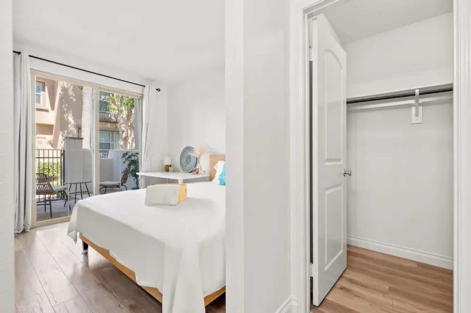 Private Entry Suite w Patio Bath Kitchenette