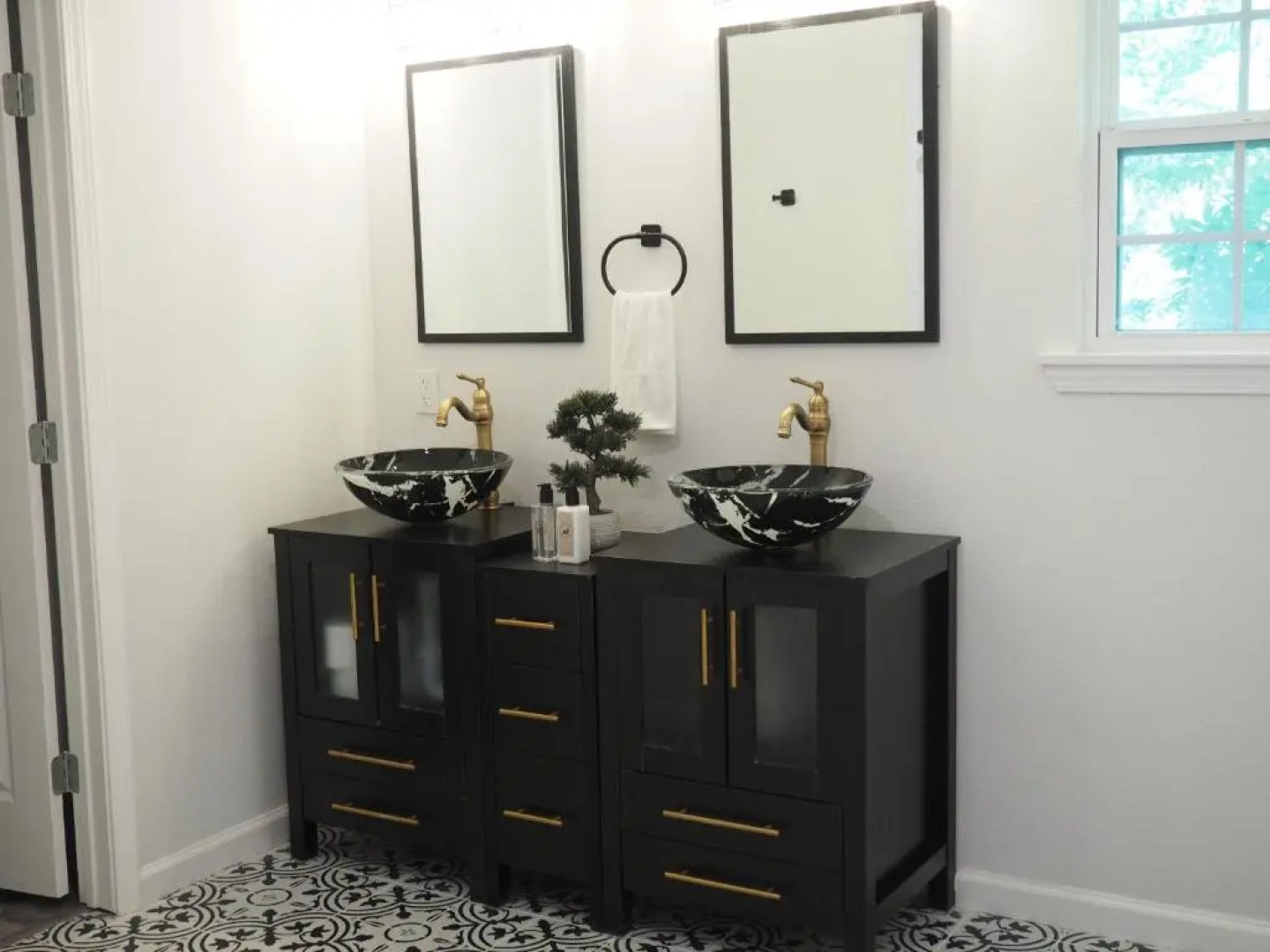 Newly Renovated, Modern 3 Bedroom 2 Bath Farmhouse in the City