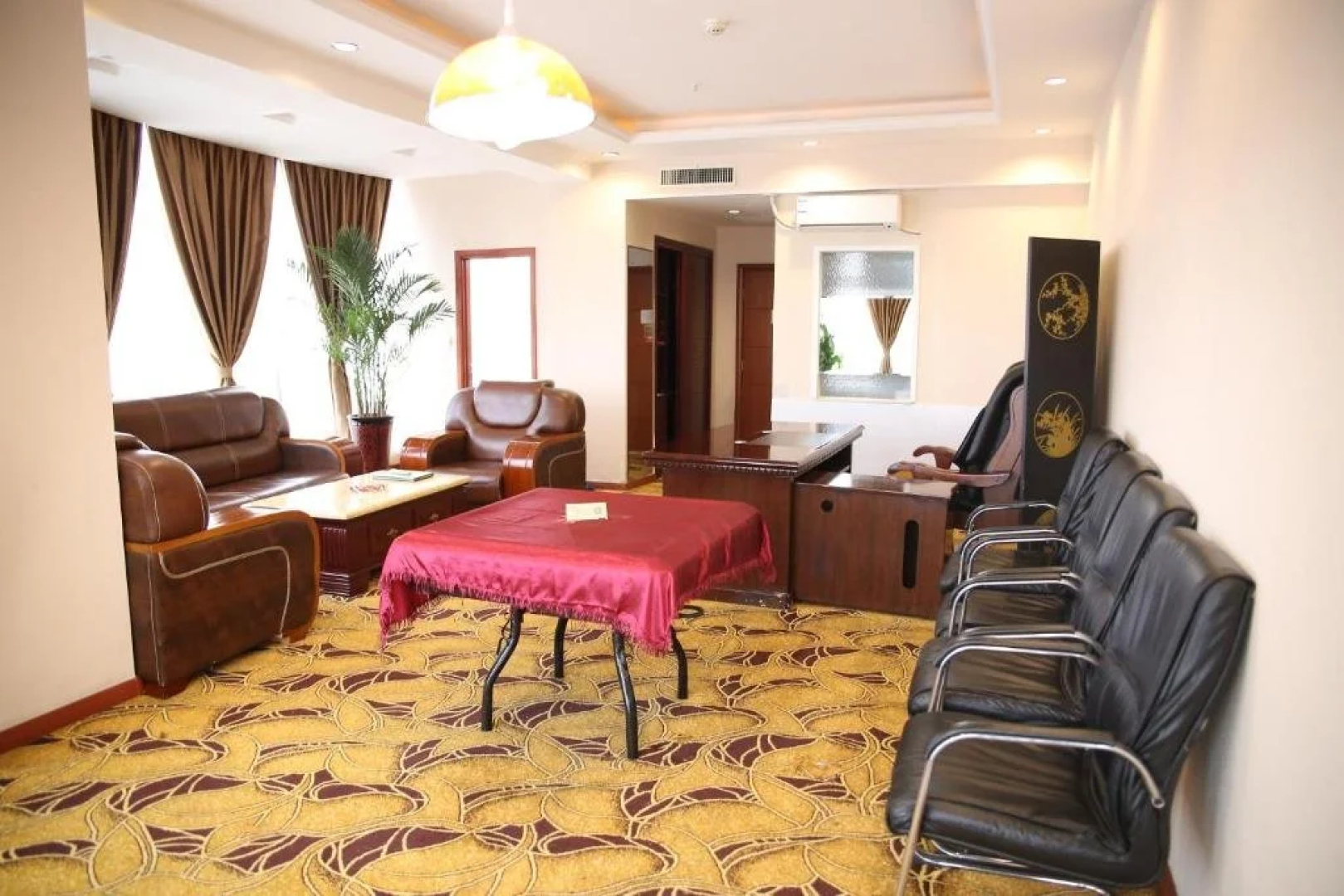 Longhua Business Hotel