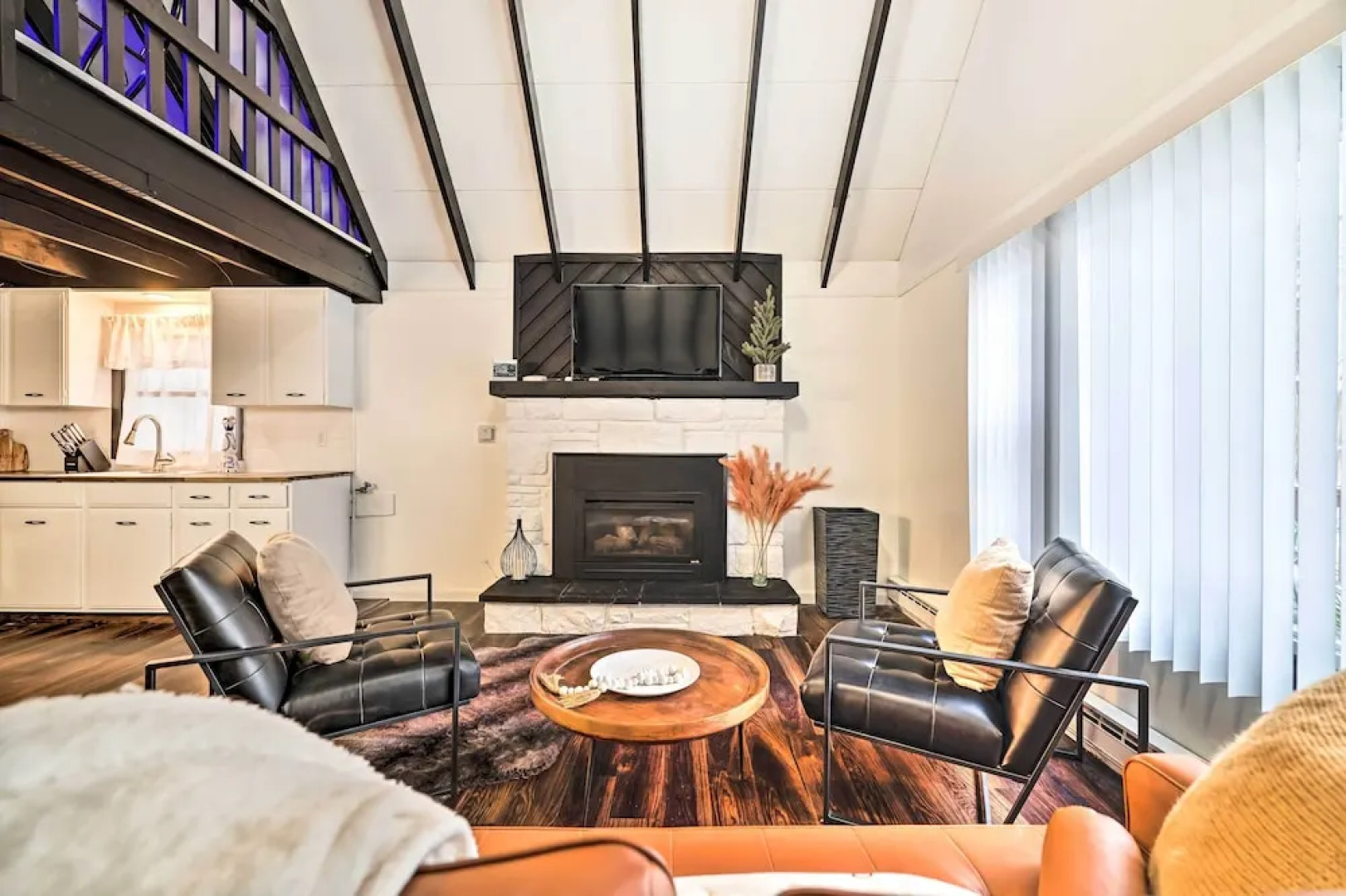 Pet-friendly Cabin w/ Hot Tub in Pocono Lake!