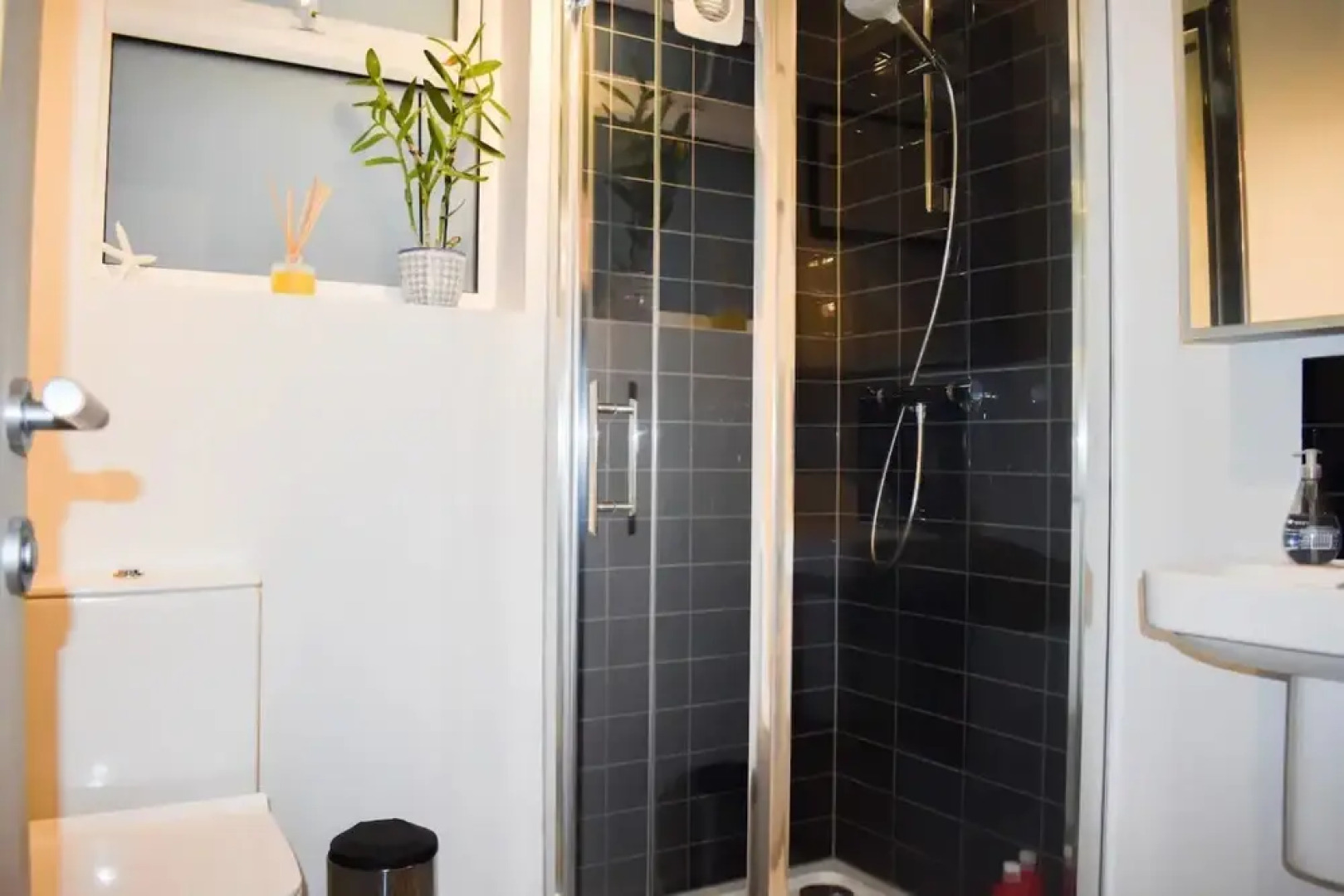 Spacious 5 Bedroom Home Near the Beach With Parking