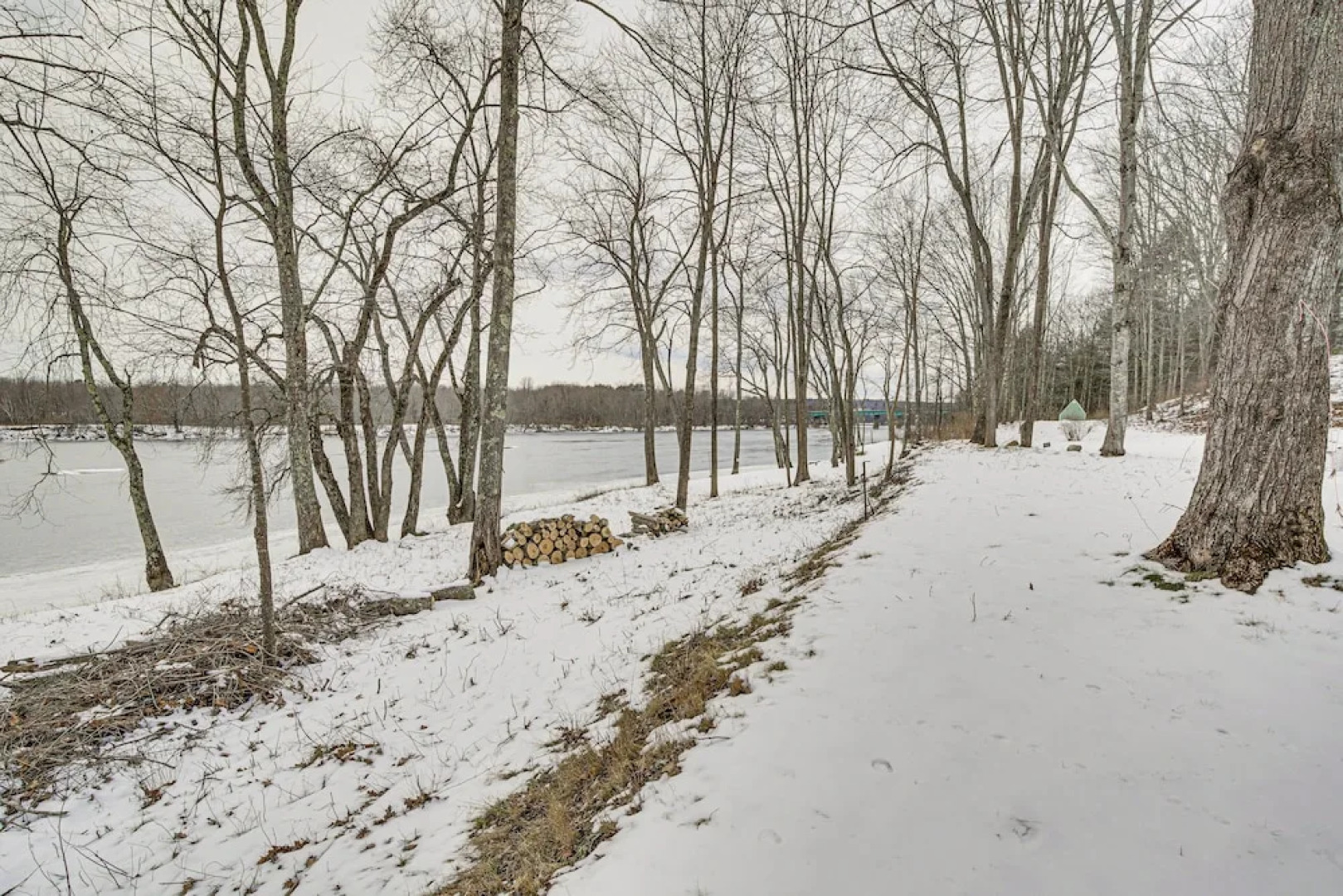 Riverfront Topsham Home ~ 28 Mi to Portland!