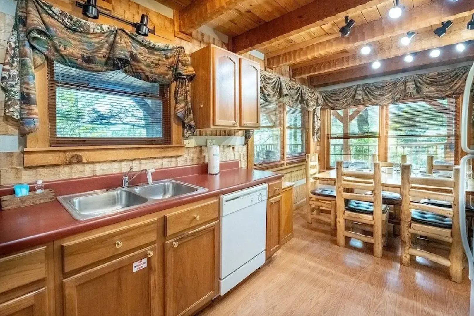 Big Kahuna Lodge 3 Bedroom Cabin by RedAwning