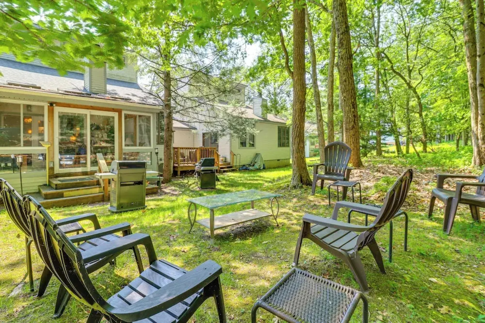 Walk to Restaurants: Lake Harmony Townhome!