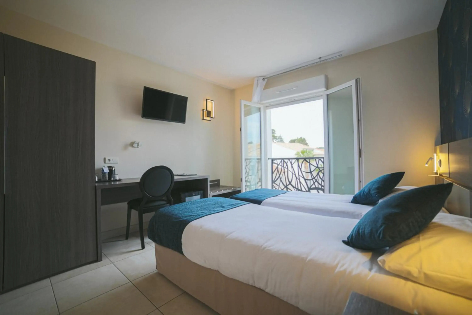 Hôtel Holidays & Work