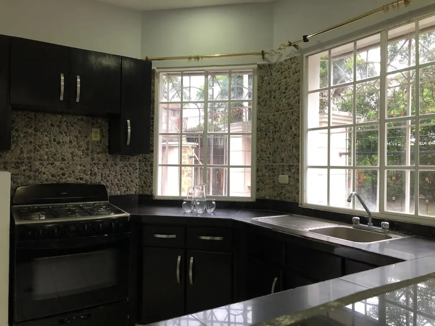 4 Bed House-sleeps 8-pet Friendly-private Garden