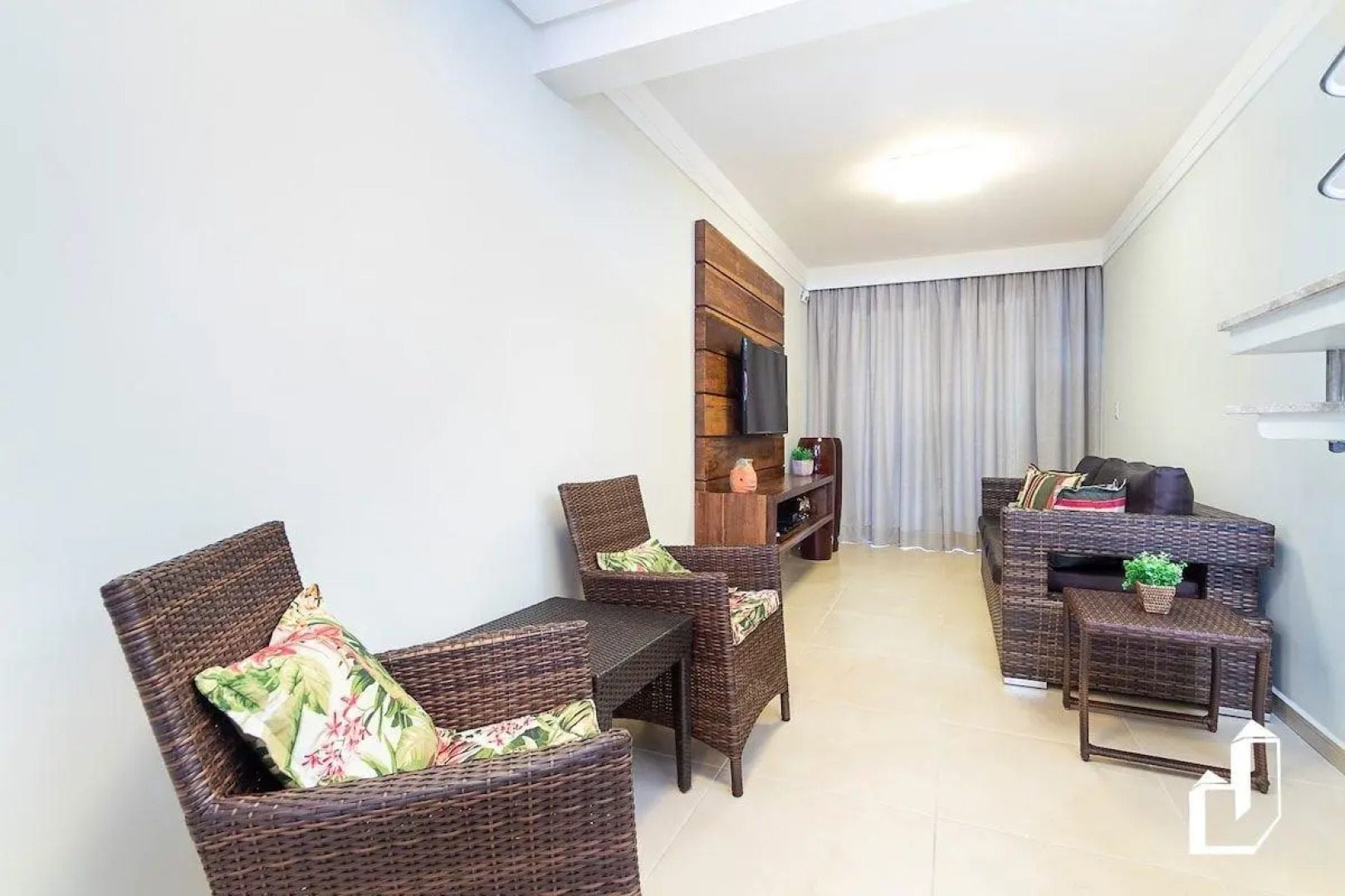 03 SUíTES CLIMATIZADAS E JACUZZI EXTERNA AQUECIDA