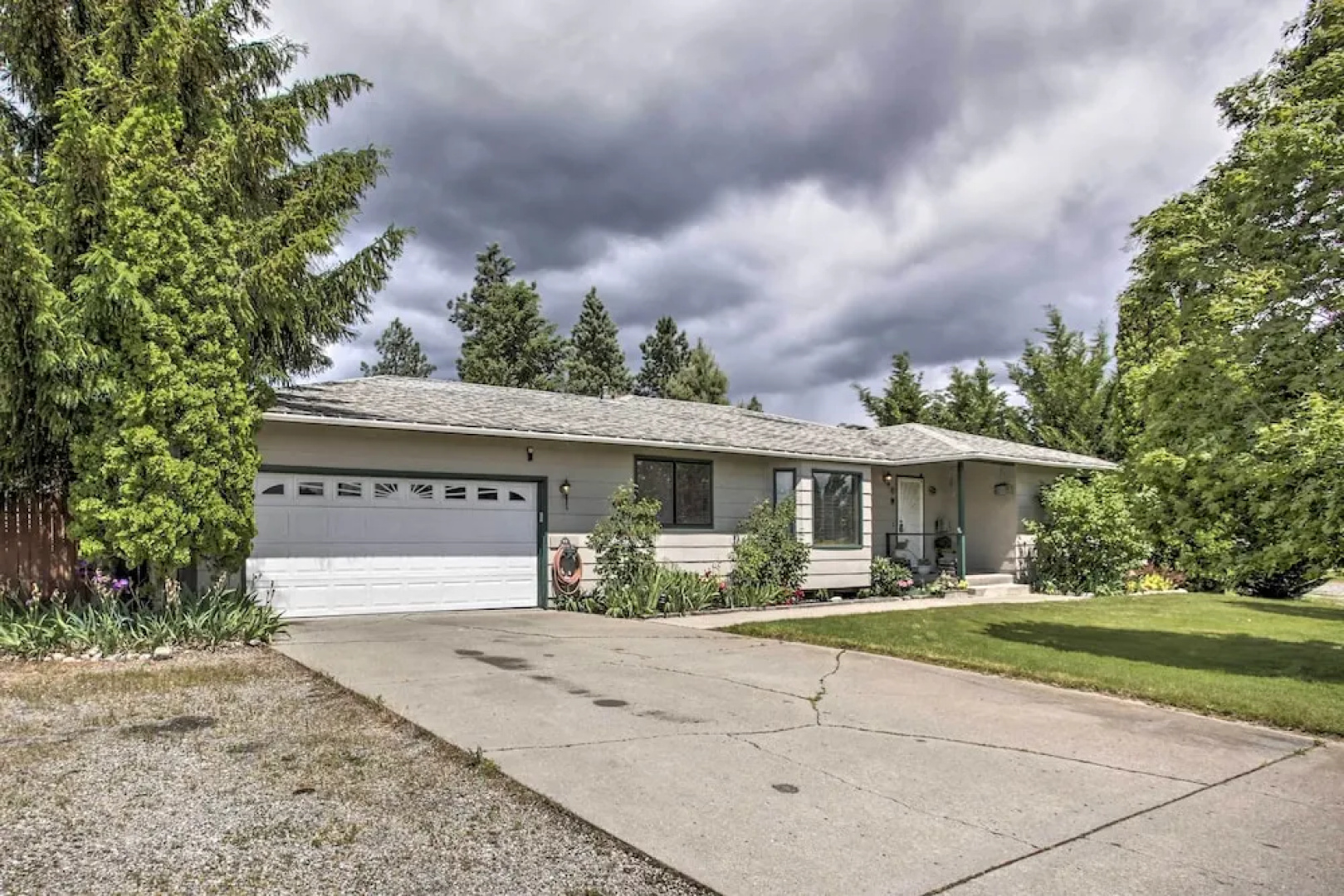 Sunny Home w/ Patio < 10 Mi to Lake Coeur D'alene