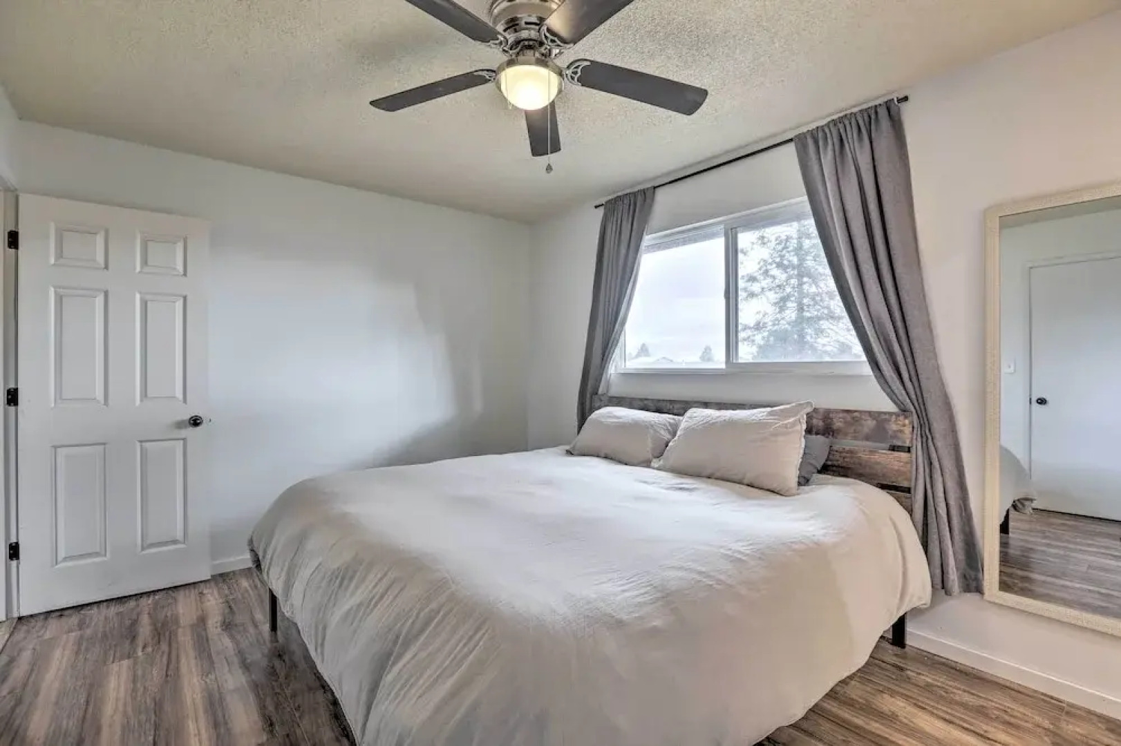 Relaxing Redmond Retreat: Golf, Hike & Ski!