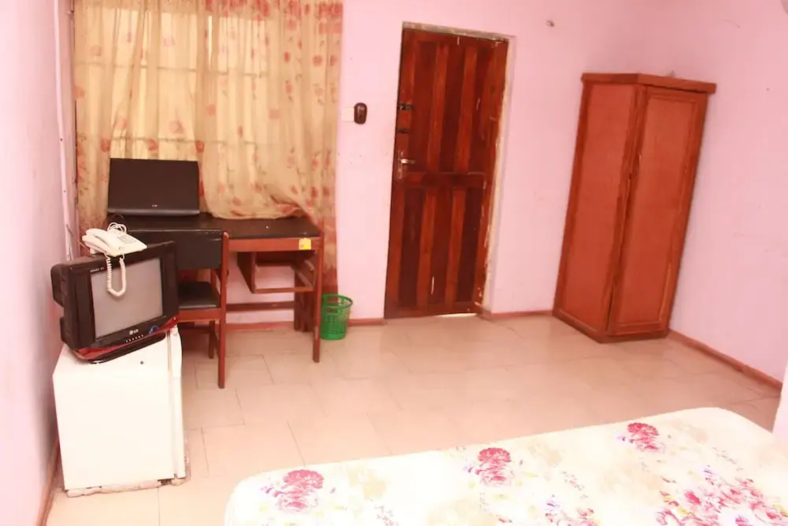 Cliff Hotel & Lounge