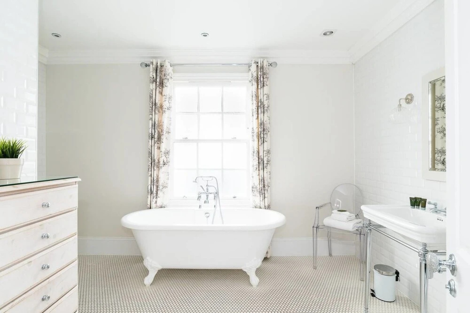 Stylish 5BR House in Hampton Court