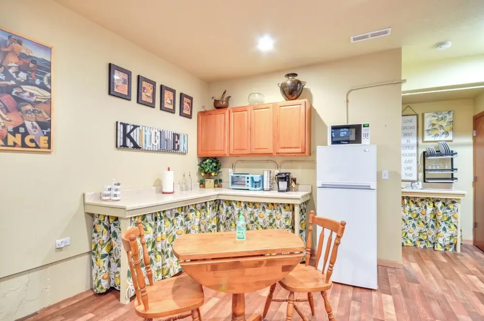 Inviting Studio w/ Patio, 15 Mi to Portland!