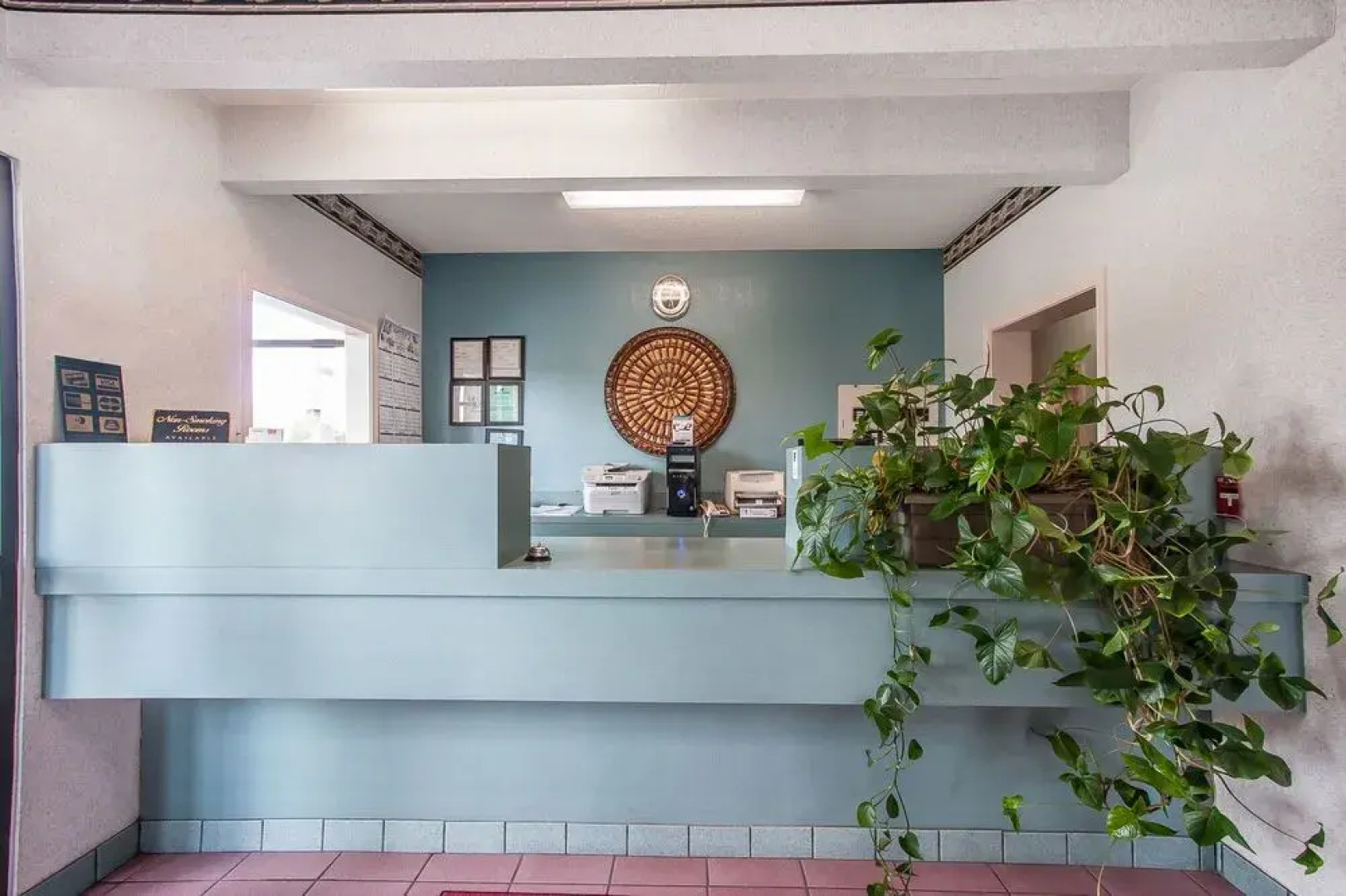 Econo Lodge Inn & Suites