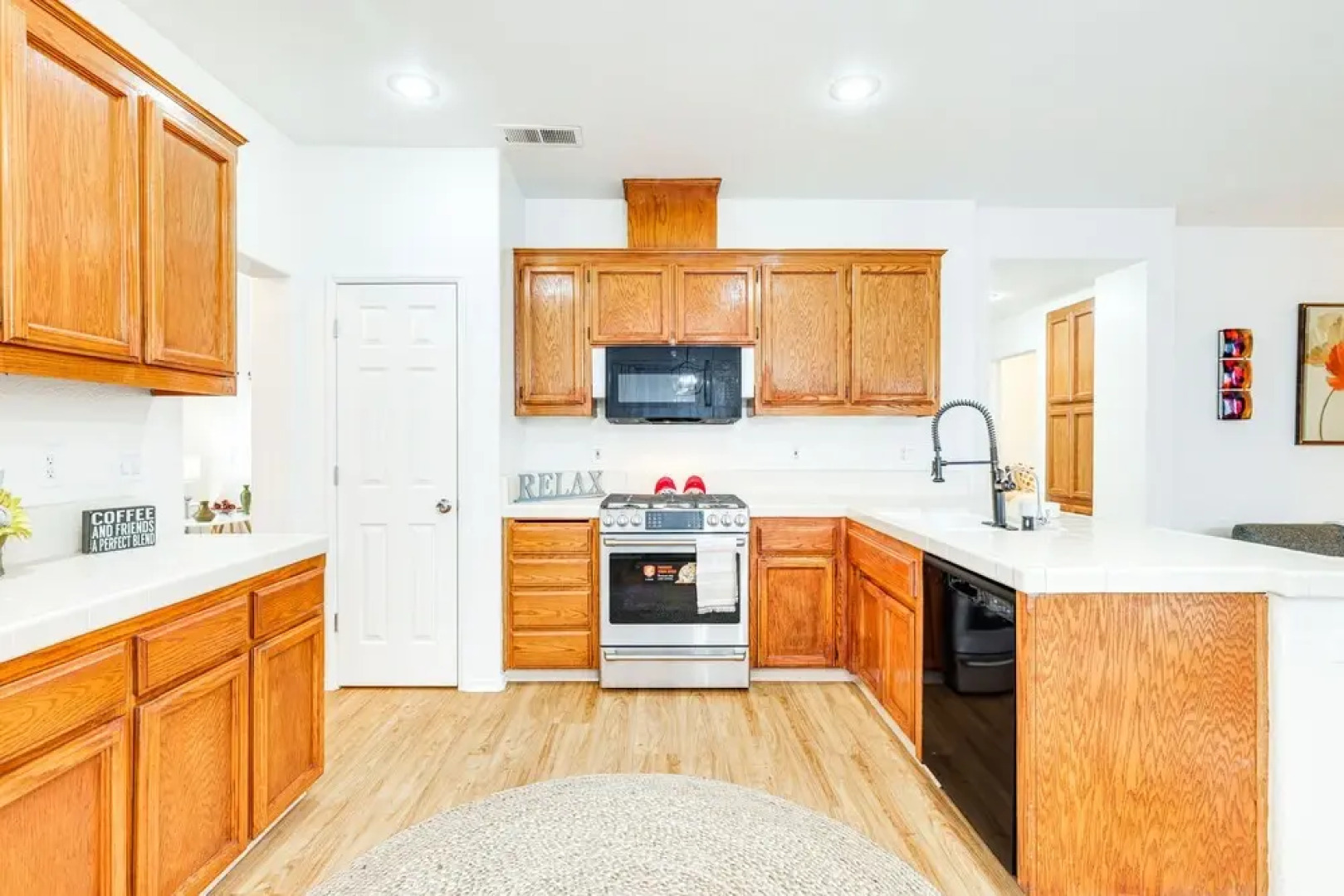 Spacious Los Banos Home w/ Patio - Dogs Welcome!