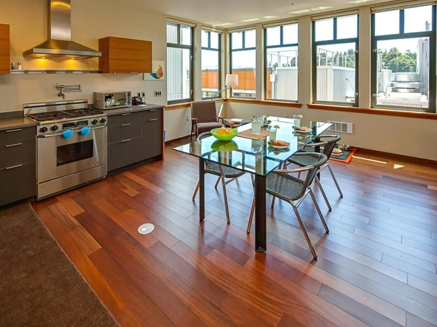 Island Inn at 123 West