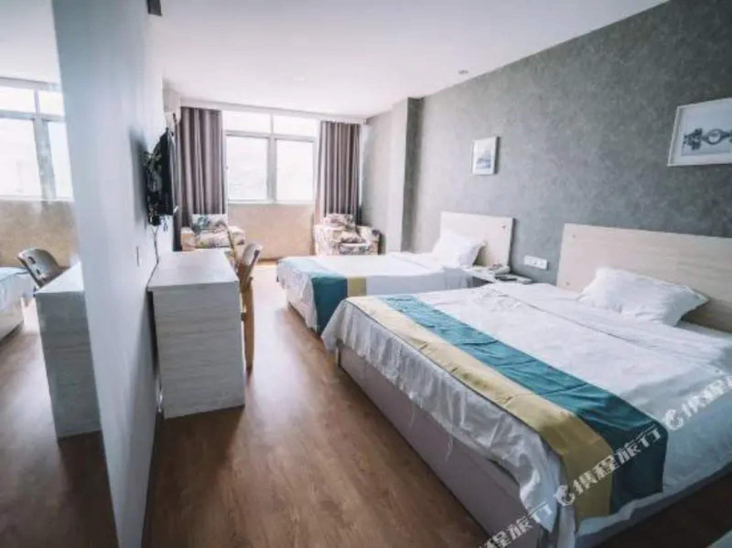 Yibai Hotel (Fengming Jin Street Bus Station)